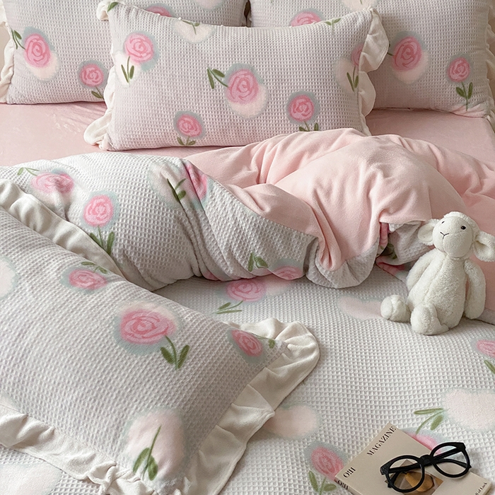 91家纺网 家纺一手货源 找家纺 潘朵拉家纺 2023新款雕花韩式华夫格花边牛奶绒四件套  暖心玫瑰