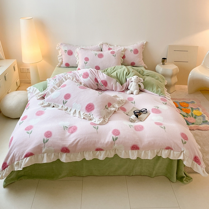 91家纺网 家纺一手货源 找家纺 潘朵拉家纺 2023新款雕花韩式华夫格花边牛奶绒四件套  暖心玫瑰（粉）