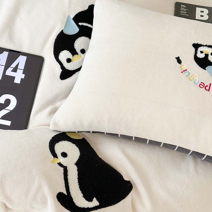 91家纺网 家纺一手货源 找家纺 圆岛家纺 2023新款可爱元气秋冬毛巾绣牛奶绒四件套 企鹅伙伴