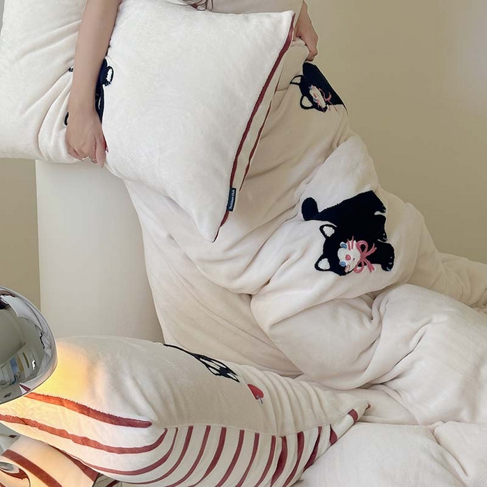 91家纺网 家纺一手货源 找家纺 圆岛家纺 2023新款可爱元气秋冬毛巾绣牛奶绒四件套 玩偶猫