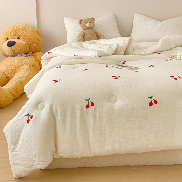 91家纺网 家纺一手货源 找家纺 木楌家居 2025新款全棉皱皱纱刺绣款被芯-风格二 小樱桃