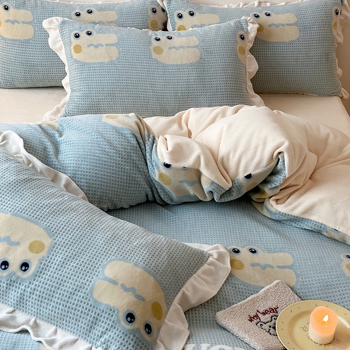 91家纺网 家纺一手货源 找家纺 潘朵拉家纺 2023新款雕花韩式华夫格花边牛奶绒四件套  幸运鳄