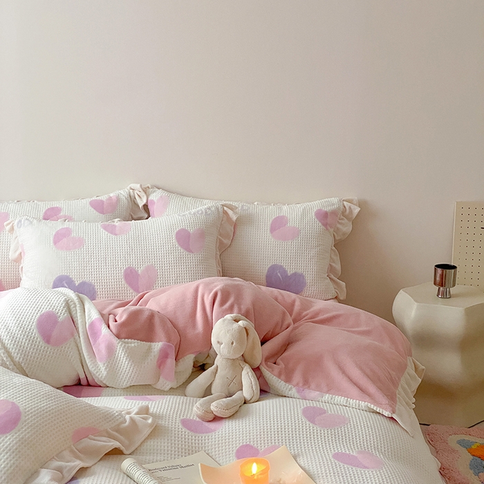 91家纺网 家纺一手货源 找家纺 潘朵拉家纺 2023新款雕花韩式华夫格花边牛奶绒四件套  粉色心情