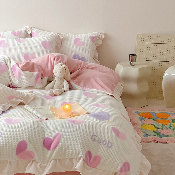 91家纺网 家纺一手货源 找家纺 潘朵拉家纺 2023新款雕花韩式华夫格花边牛奶绒四件套  粉色心情