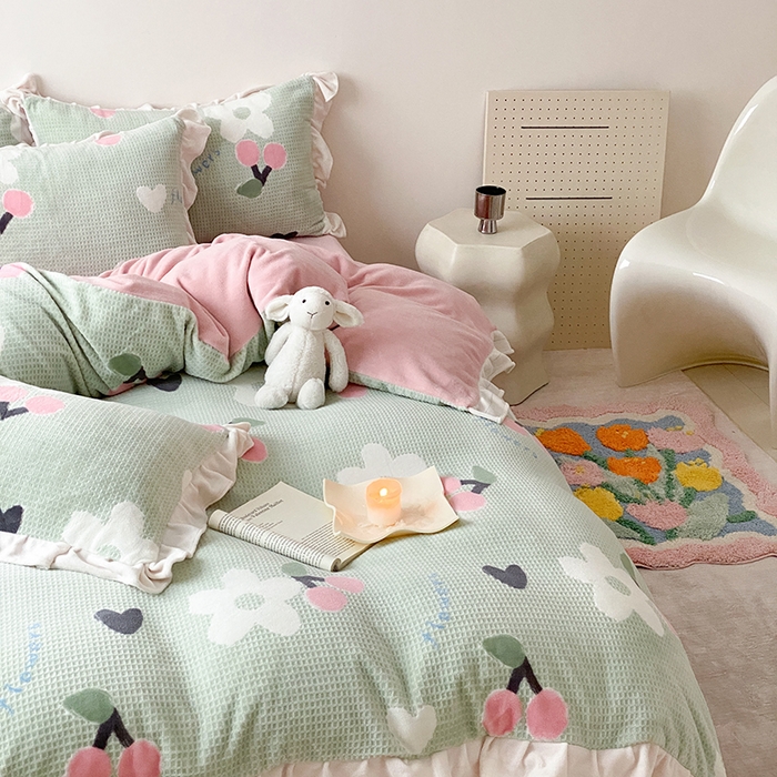 91家纺网 家纺一手货源 找家纺 潘朵拉家纺 2023新款雕花韩式华夫格花边牛奶绒四件套  樱樱花语（绿）