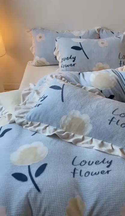 91家纺网 家纺一手货源 找家纺 潘朵拉家纺 2023新款雕花韩式华夫格花边牛奶绒四件套  小情调（蓝）