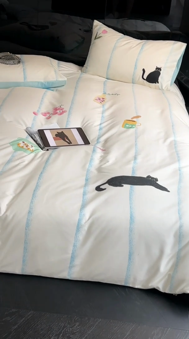 91家纺网 家纺一手货源 找家纺 圆岛家纺 2023冬季新款全棉加厚磨毛刺绣四件套-场景一 猫咪日记