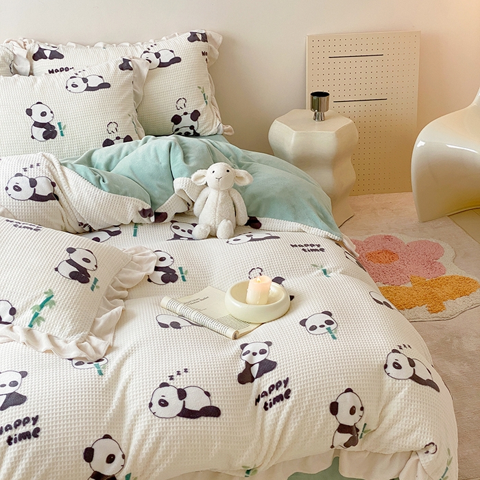 91家纺网 家纺一手货源 找家纺 潘朵拉家纺 2023新款雕花韩式华夫格花边牛奶绒四件套  开心熊宝