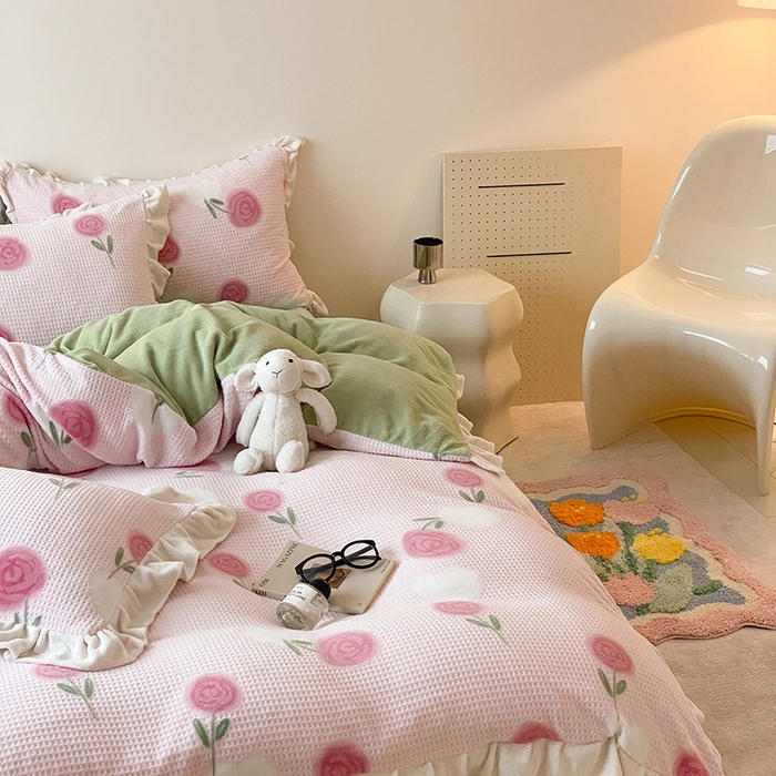 91家纺网 家纺一手货源 找家纺 潘朵拉家纺 2023新款雕花韩式华夫格花边牛奶绒四件套  暖心玫瑰（粉）