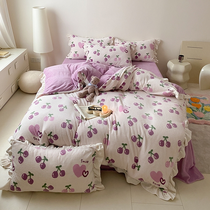 91家纺网 家纺一手货源 找家纺 潘朵拉家纺 2023新款雕花韩式华夫格花边牛奶绒四件套  车厘子