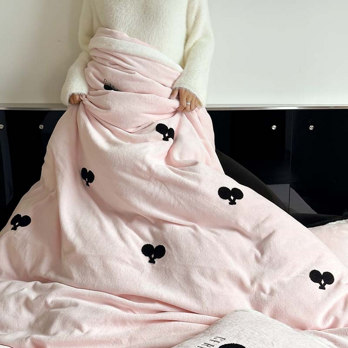 91家纺网 家纺一手货源 找家纺 圆岛家纺 2023秋冬新款少女心桃心樱桃毛巾绣牛奶绒四件套 樱桃（玉粉）