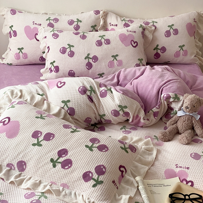 91家纺网 家纺一手货源 找家纺 潘朵拉家纺 2023新款雕花韩式华夫格花边牛奶绒四件套  车厘子