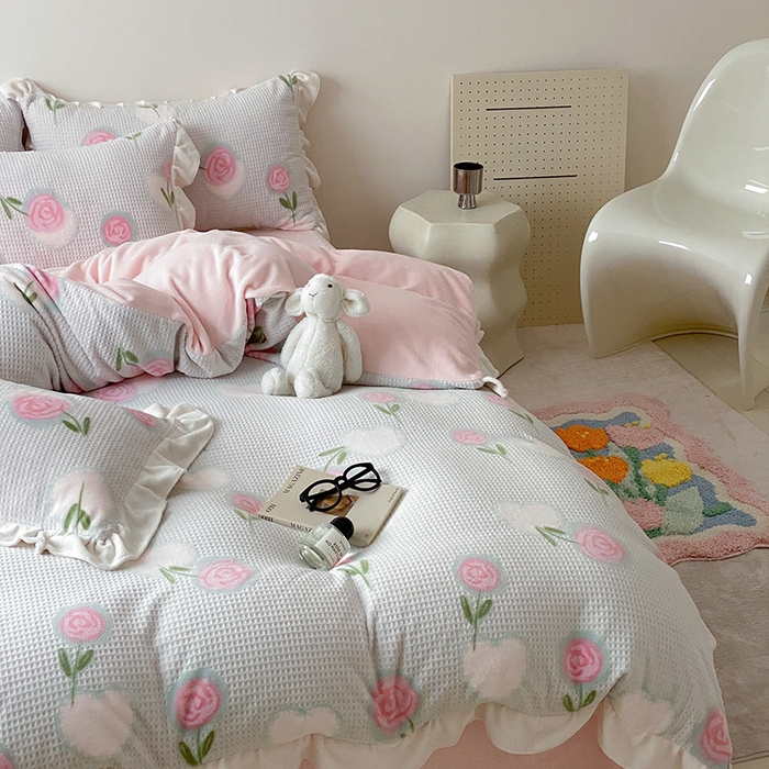 91家纺网 家纺一手货源 找家纺 潘朵拉家纺 2023新款雕花韩式华夫格花边牛奶绒四件套  暖心玫瑰