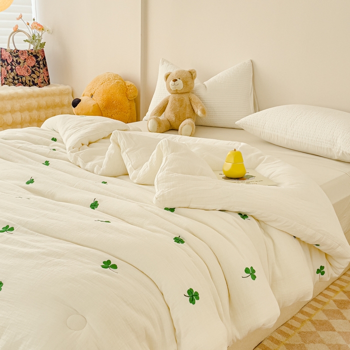 91家纺网 家纺一手货源 找家纺 木楌家居 2025新款全棉皱皱纱刺绣款被芯-风格二 三叶草