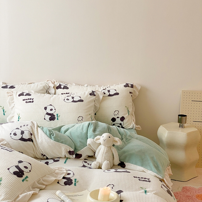 91家纺网 家纺一手货源 找家纺 潘朵拉家纺 2023新款雕花韩式华夫格花边牛奶绒四件套  开心熊宝