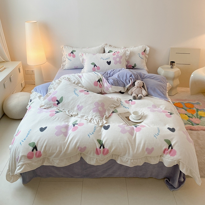 91家纺网 家纺一手货源 找家纺 潘朵拉家纺 2023新款雕花韩式华夫格花边牛奶绒四件套  樱樱花语