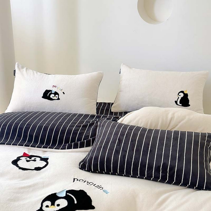 91家纺网 家纺一手货源 找家纺 圆岛家纺 2023新款可爱元气秋冬毛巾绣牛奶绒四件套 企鹅伙伴