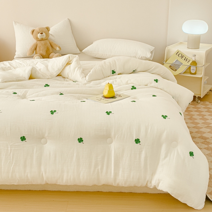 91家纺网 家纺一手货源 找家纺 木楌家居 2025新款全棉皱皱纱刺绣款被芯-风格二 三叶草