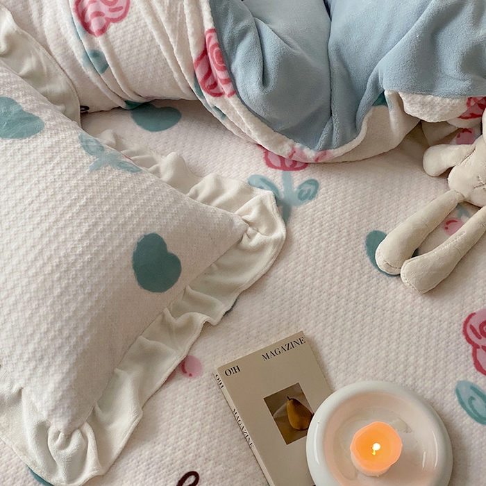 91家纺网 家纺一手货源 找家纺 潘朵拉家纺 2023新款雕花韩式华夫格花边牛奶绒四件套  南梦花园