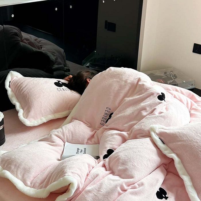 91家纺网 家纺一手货源 找家纺 圆岛家纺 2023秋冬新款少女心桃心樱桃毛巾绣牛奶绒四件套 樱桃（玉粉）