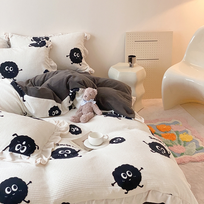 91家纺网 家纺一手货源 找家纺 潘朵拉家纺 2023新款雕花韩式华夫格花边牛奶绒四件套  球球精灵