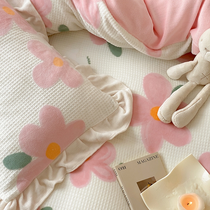 91家纺网 家纺一手货源 找家纺 潘朵拉家纺 2023新款雕花韩式华夫格花边牛奶绒四件套  淡妆初夏