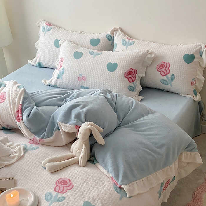 91家纺网 家纺一手货源 找家纺 潘朵拉家纺 2023新款雕花韩式华夫格花边牛奶绒四件套  南梦花园