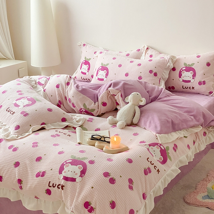 91家纺网 家纺一手货源 找家纺 潘朵拉家纺 2023新款雕花韩式华夫格花边牛奶绒四件套  果酱熊