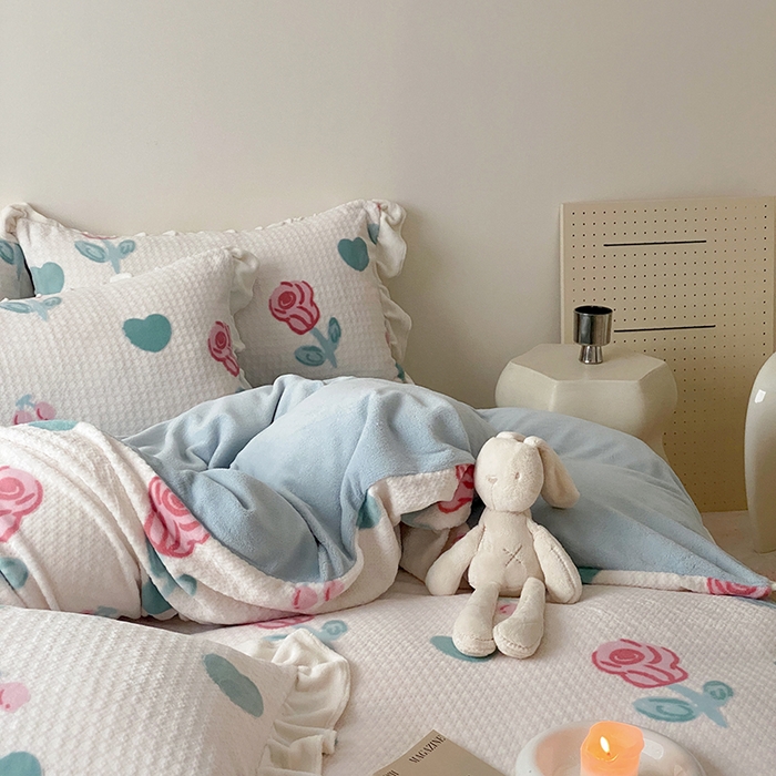 91家纺网 家纺一手货源 找家纺 潘朵拉家纺 2023新款雕花韩式华夫格花边牛奶绒四件套  南梦花园