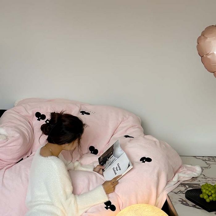 91家纺网 家纺一手货源 找家纺 圆岛家纺 2023秋冬新款少女心桃心樱桃毛巾绣牛奶绒四件套 樱桃（玉粉）