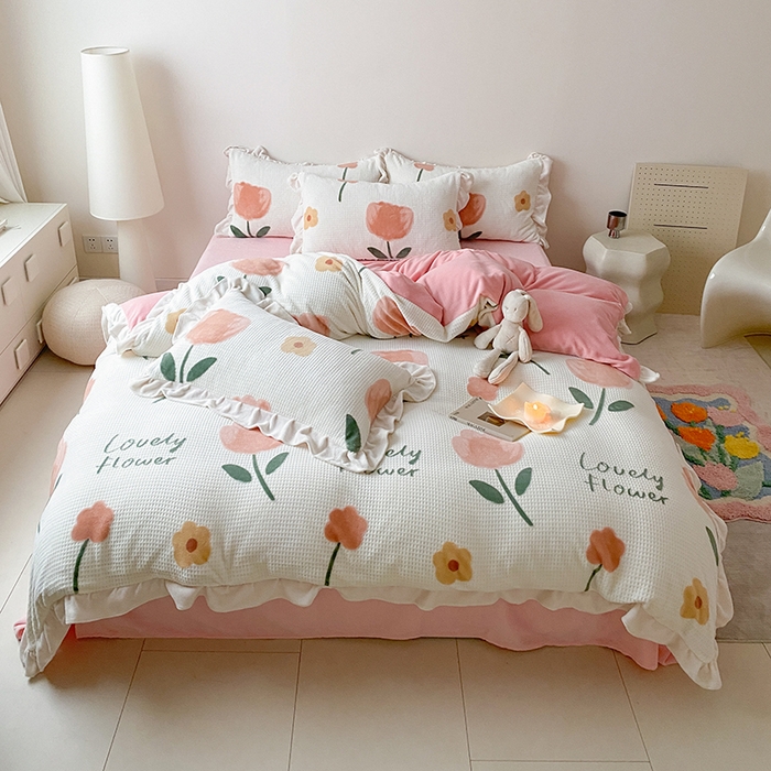 91家纺网 家纺一手货源 找家纺 潘朵拉家纺 2023新款雕花韩式华夫格花边牛奶绒四件套  小情调