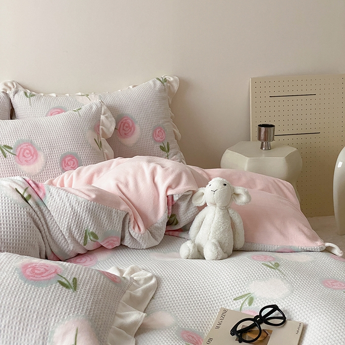 91家纺网 家纺一手货源 找家纺 潘朵拉家纺 2023新款雕花韩式华夫格花边牛奶绒四件套  暖心玫瑰