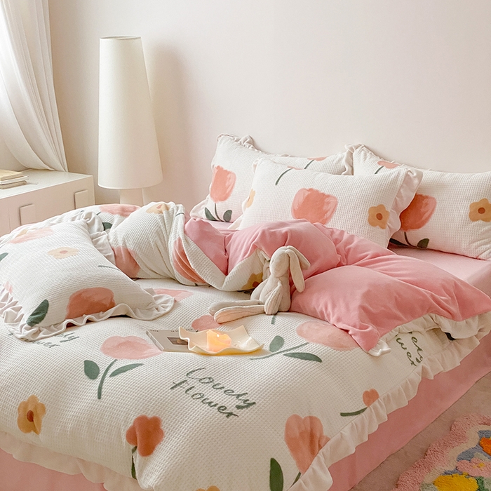 91家纺网 家纺一手货源 找家纺 潘朵拉家纺 2023新款雕花韩式华夫格花边牛奶绒四件套  小情调