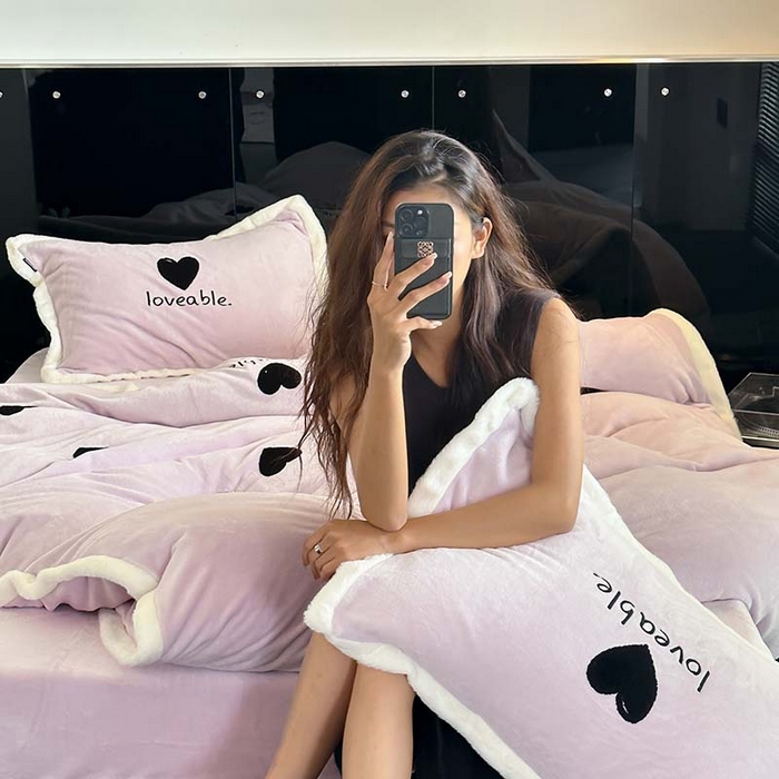 91家纺网 家纺一手货源 找家纺 圆岛家纺 2023秋冬新款少女心桃心樱桃毛巾绣牛奶绒四件套 桃心（淡紫）