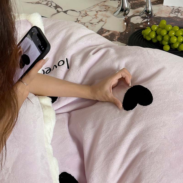 91家纺网 家纺一手货源 找家纺 圆岛家纺 2023秋冬新款少女心桃心樱桃毛巾绣牛奶绒四件套 桃心（淡紫）