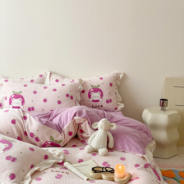 91家纺网 家纺一手货源 找家纺 潘朵拉家纺 2023新款雕花韩式华夫格花边牛奶绒四件套  果酱熊