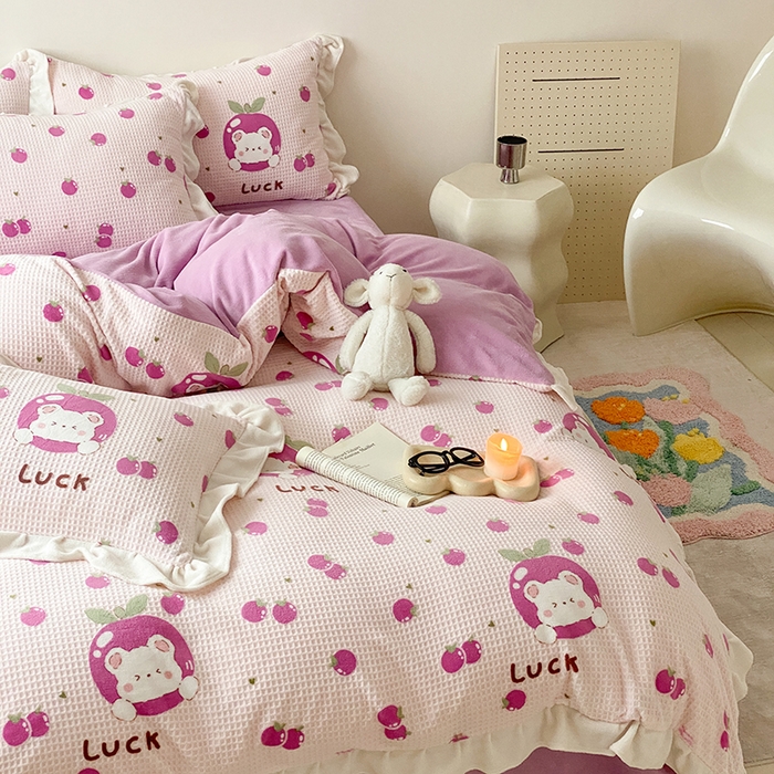 91家纺网 家纺一手货源 找家纺 潘朵拉家纺 2023新款雕花韩式华夫格花边牛奶绒四件套  果酱熊