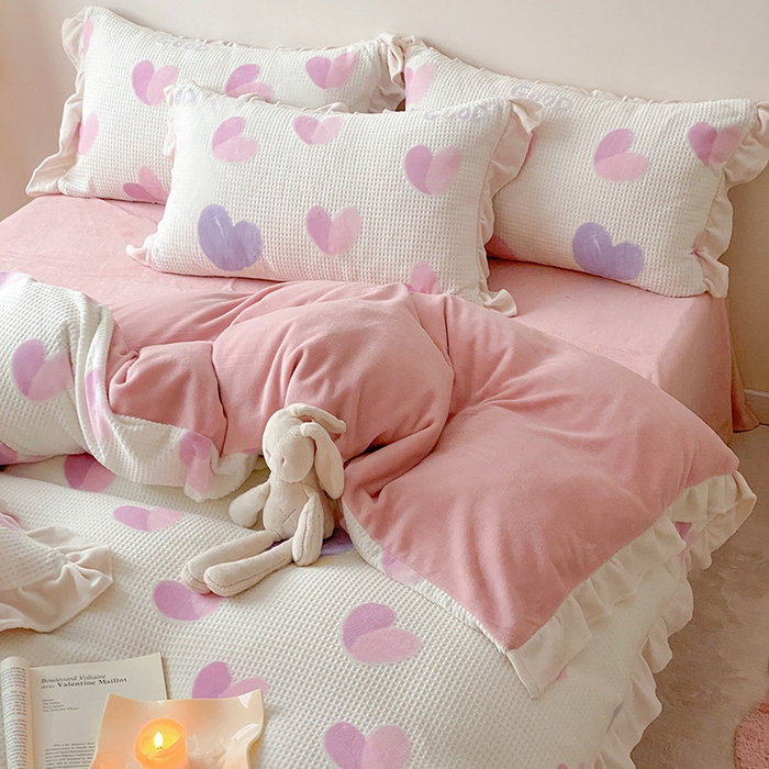 91家纺网 家纺一手货源 找家纺 潘朵拉家纺 2023新款雕花韩式华夫格花边牛奶绒四件套  粉色心情