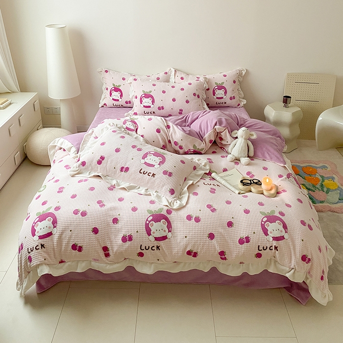 91家纺网 家纺一手货源 找家纺 潘朵拉家纺 2023新款雕花韩式华夫格花边牛奶绒四件套  果酱熊