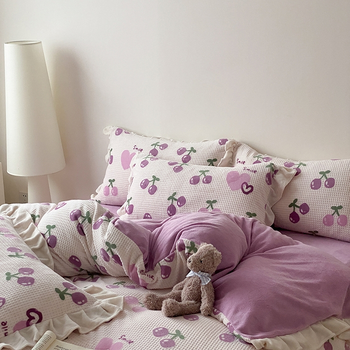 91家纺网 家纺一手货源 找家纺 潘朵拉家纺 2023新款雕花韩式华夫格花边牛奶绒四件套  车厘子