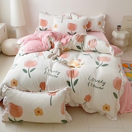 91家纺网 家纺一手货源 找家纺 潘朵拉家纺 2023新款雕花韩式华夫格花边牛奶绒四件套  小情调