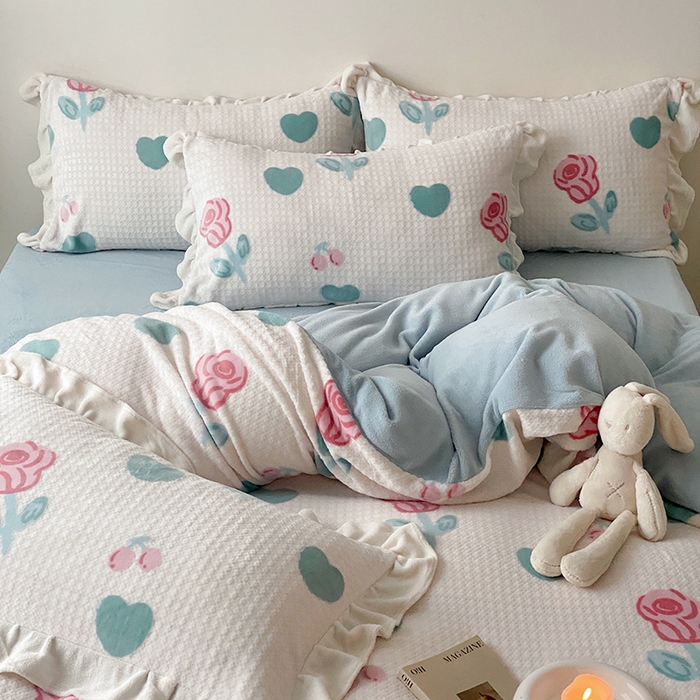 91家纺网 家纺一手货源 找家纺 潘朵拉家纺 2023新款雕花韩式华夫格花边牛奶绒四件套  南梦花园