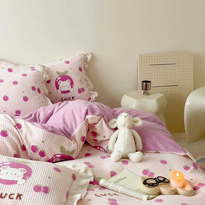 91家纺网 家纺一手货源 找家纺 潘朵拉家纺 2023新款雕花韩式华夫格花边牛奶绒四件套  果酱熊