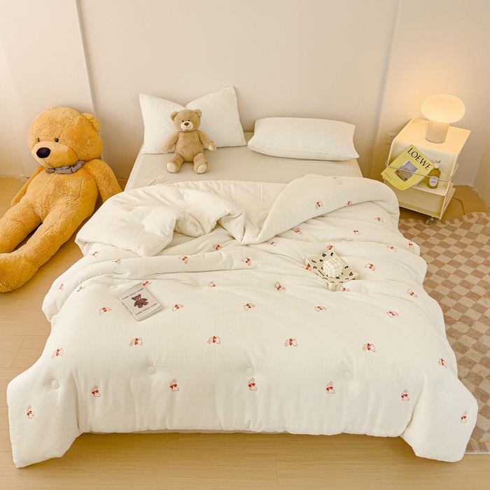 91家纺网 家纺一手货源 找家纺 木楌家居 2025新款全棉皱皱纱刺绣款被芯-风格二 领结兔