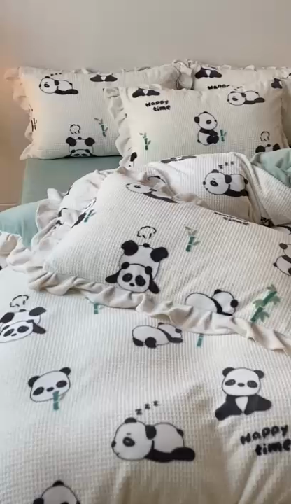 91家纺网 家纺一手货源 找家纺 潘朵拉家纺 2023新款雕花韩式华夫格花边牛奶绒四件套  开心熊宝