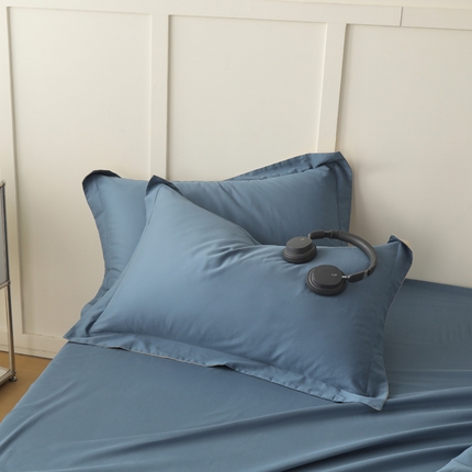 91家纺网 家纺一手货源 找家纺 2023A类纯色纯棉磨毛单枕套 宾利蓝+奶昔白