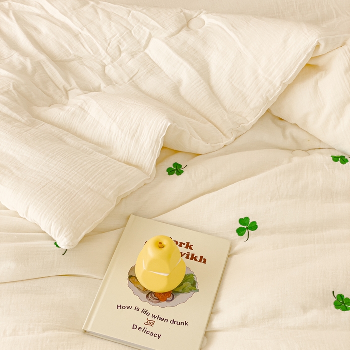 91家纺网 家纺一手货源 找家纺 木楌家居 2025新款全棉皱皱纱刺绣款被芯-风格二 三叶草