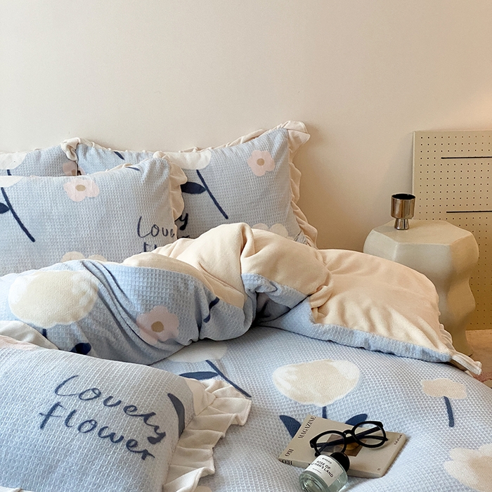 91家纺网 家纺一手货源 找家纺 潘朵拉家纺 2023新款雕花韩式华夫格花边牛奶绒四件套  小情调（蓝）