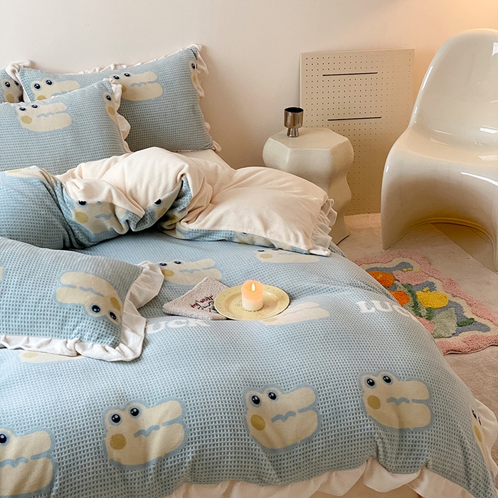 91家纺网 家纺一手货源 找家纺 潘朵拉家纺 2023新款雕花韩式华夫格花边牛奶绒四件套  幸运鳄