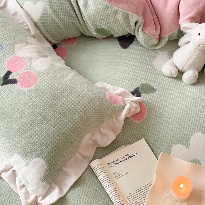 91家纺网 家纺一手货源 找家纺 潘朵拉家纺 2023新款雕花韩式华夫格花边牛奶绒四件套  樱樱花语（绿）